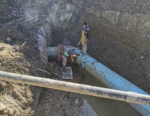 Personal de Agua y Drenaje de Monterrey realiza trabajos de bombeo en las inmediaciones de la Macroplaza, en el centro de la ciudad, para abastecer a los habitantes ante los bajos niveles de las presas en Nuevo León.