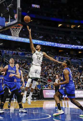 El alero de los Milwaukee Bucks, Giannis Antetokounmpo, en uno de sus tantos de ayer en el partido contra Orlando.