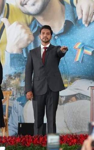  El edil de Nezahualcóyotl, Adolfo Cerqueda Rebollo, al asumir el cargo el 18 de diciembre, en la explanada Unión de Fuerzas. Foto tomadas del Twitter de Agustín Guerrero @agustingc2012