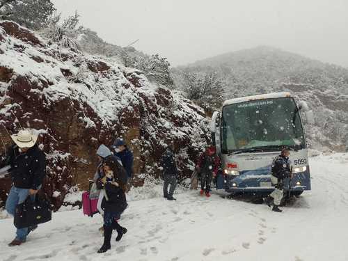 Elementos de la Guardia Nacional y policías de Chihuahua auxiliaron a pasajeros de un autobús y automovilistas que quedaron varados en la carretera Zaragoza-Buenaventura, por nevadas que cayeron en la región noroeste del estado la tarde del viernes. Por su parte, el gobierno de Nuevo Laredo, Tamaulipas, pidió a la población tomar precauciones ante el frente frío número 15, que ingresará la primera semana de enero, pues se pronostican temperaturas bajo cero.