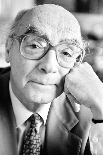 Para conmemorar el centenario del natalicio de José Saramago la fundación que lleva su nombre tiene preparado un vasto programa. En imagen de archivo del 12 de septiembre de 1997, el autor portugués posa en Estocolmo, Suecia.