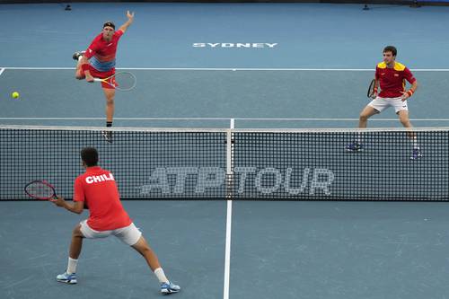 El equipo español hizo olvidar la ausencia de su estrella Rafael Nadal, al imponerse 3-0 a Chile durante el torneo por países. Alejandro Davidovich Fokina y Pedro Martínez cerraron la serie con victoria en dobles sobre Marcelo Tomás Barrios Vera y Alejandro Tabilo.