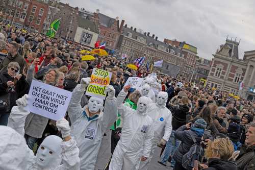  A pesar de la orden de la alcaldesa, Femke Halsema, de desalojar la Plaza del Museo, en la capital de Países Bajos, la gente marchó, tocó música y sostuvo paraguas amarillos en señal de protesta por las restricciones del gobierno. Foto Ap