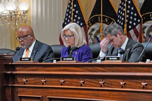 En imagen de archivo, la representante independiente por Wyoming, Liz Cheney (al centro), quien forma parte del comité de la cámara baja que investiga el asalto al Capitolio.
