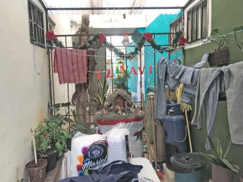 Las familias del fraccionamiento Villas Otoch Paraíso, en Cancún, Quintana Roo, habitan en reducidas viviendas que, según especialistas, son un factor para el desarrollo de la violencia y el auge de grupos criminales.