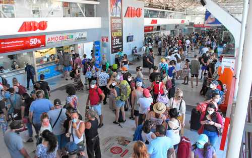 Turistas nacionales y extranjeros abarrotaron ayer la terminal de autobuses de Cancún, Quintana Roo. La Secretaría de Turismo Estatal informó que hasta el 29 de diciembre llegó a contabilizar 279 mil 998 visitantes en la entidad y una ocupación hotelera del 88.4 por ciento.