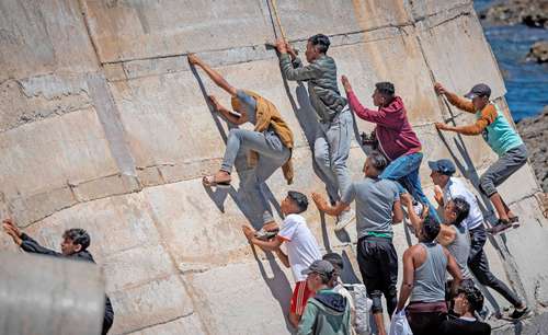 En imagen de mayo del año pasado, migrantes intentan cruzar desde Marruecos hacia el enclave español de Ceuta. De acuerdo con un reporte de la ONG Caminando Fronteras, en 2021 llegaron a España por vía marítima 37 mil 387 indocumentados.