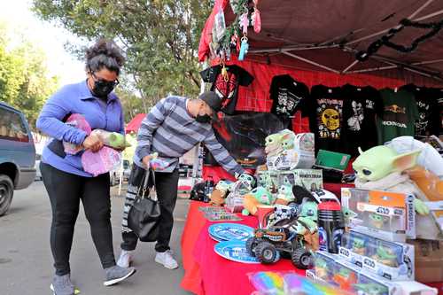 Venta de juguetes para el Día de Reyes en el estacionamiento de una tienda departamental ubicada en la zona oriente de la Ciudad de México.