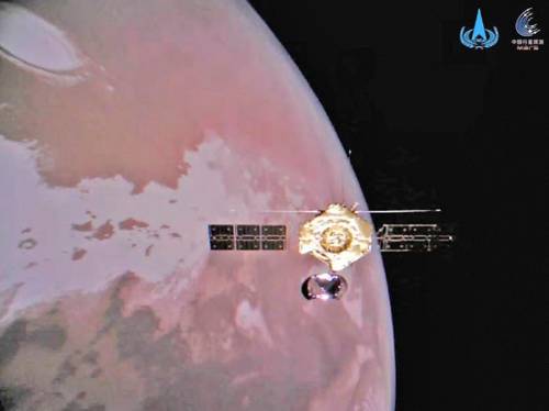 La sonda orbital con el planeta rojo de fondo.