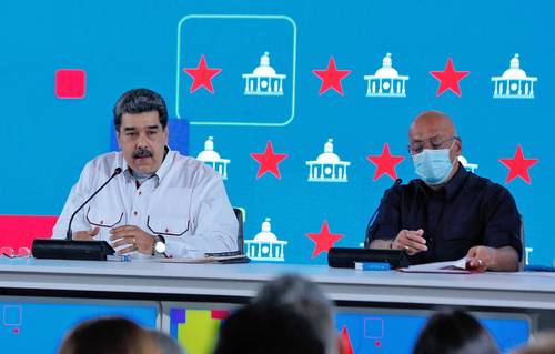 El presidente de Venezuela, Nicolás Maduro, y el líder de la Asamblea Nacional, Jorge Rodríguez (a la derecha), quien fue ratificado ayer al frente del órgano legislativo por el Gran Polo Patriótico, coalición que tiene mayoría.