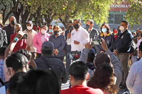 Con un bloqueo, catedráticos, trabajadores y algunos líderes sindicales de la Universidad Autónoma Benito Juárez de Oaxaca se manifestaron ayer en demanda de la liberación del ex rector Eduardo Martínez Helmes (2012-2016), aprehendido el pasado 31 de diciembre por el delito de defraudación fiscal equiparada agravada contra la hacienda estatal. El actual rector, Eduardo Bautista Martínez, dirigió un mensaje en el que aseguró que esta detención no tiene otra finalidad que incidir en el proceso electoral en la institución.