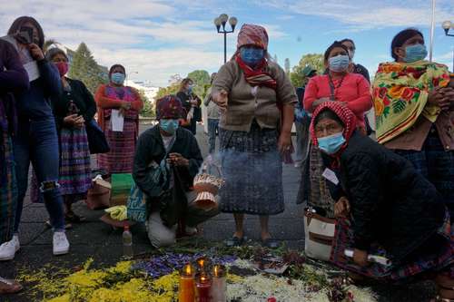 Indígenas víctimas de violencia sexual durante la guerra civil en Guatemala (1960-1996) celebraron ayer una ceremonia por la apertura, en un tribunal de la capital, del juicio contra cinco ex paramilitares que abusaron de 36 mujeres mayas durante el conflicto.