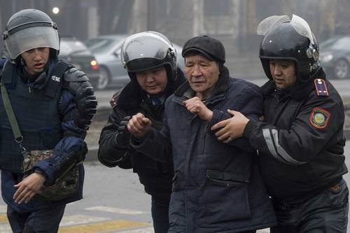 La Organización del Tratado de Seguridad Colectiva, encabezada por Rusia, enviará fuerzas de mantenimiento de paz a Kazajistán luego de que el gobierno solicitó ayuda para controlar la violencia en las protestas contra el aumento al precio del gas licuado de petróleo, que aumentó 27 centavos de dólar por litro (equivalentes a 120 tenges kazajos). La crisis que empezó el domingo pasado ha dejado ocho muertos, 317 heridos, más de 200 detenidos y múltiples daños materiales por incendios. Rusia instó al “diálogo” para solucionar la crisis en la nación centroasiática, mientras Estados Unidos pidió al gobierno de la ex república soviética mostrar “moderación” con los manifestantes. En la imagen, un detenido en la ciudad de Almaty.