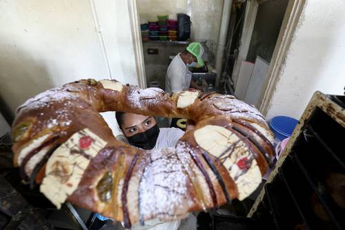 Miles de pequeñas panaderías artesanales compiten con las grandes cadenas, por lo que ahora innovan con sabores, contenidos y rellenos en esta noche muy especial para los que las familias se lleven la acostumbrada rosca de Reyes.
