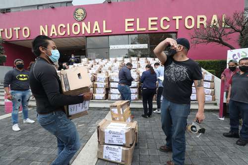 Entrega al INE de cientos de miles de rúbricas para realizar la consulta sobre revocación de mandato, el pasado 20 de diciembre.