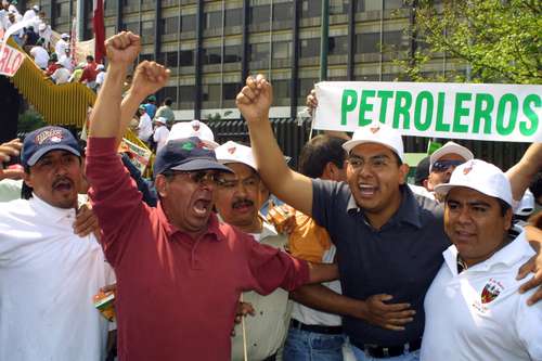 Trabajadores petroleros en las instalaciones de Pemex, en imagen de archivo.