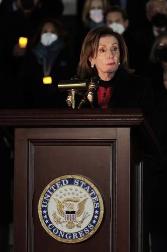  Nancy Pelosi, presidenta de la Cámara de Representantes, durante el discurso que pronunció afuera de la sede del Legislativo en Washington. Foto Afp