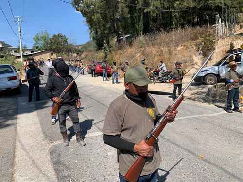 Miembros de la Coordinadora Regional de Autoridades Comunitarias-Pueblos Fundadores marcharon ayer junto con indígenas nahuas en la comunidad de Ayahualtempa para pedir a las autoridades seguridad en ese poblado de la Montaña Baja de Guerrero.