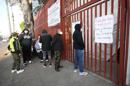  En la CDMX continúan las largas filas en los centros de salud para hacerse la prueba de detección de covid. Foto Yazmín Ortega Cortés