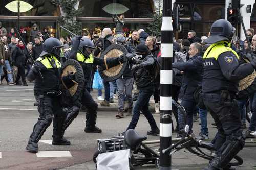 En Europa, han protestado miles contra el “terrorismo” sanitario. La imagen, en Holanda el pasado domingo.