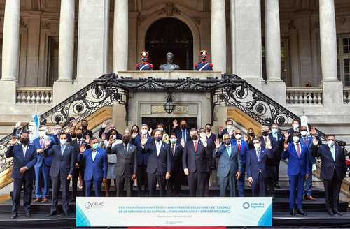 Los representantes diplomáticos de los 33 países miembros de la Cumbre de Estados Latinoamericanos y Caribeños apoyaron la propuesta inaugural de buscar mayor integración regional.