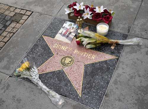 Flores sobre la estrella del fallecido actor estadunidense Sidney Poitier en el Paseo de la Fama de Hollywood, en Los Ángeles.