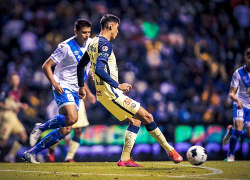 Con apenas 11 segundos en el reloj, el jugador del América Salvador Reyes rescató un balonazo y con un disparo atropellado mandó el balón a las redes.