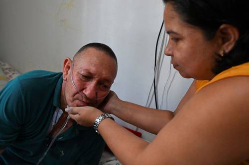 “A Dios no le gusta que nadie sufra (...) no creo que Dios, porque yo trate de dejar de sufrir, me vaya a castigar por eso”, decía Víctor Escobar, quien murió ayer por eutanasia sin ser paciente desahuciado. En la imagen, las últimas horas con su familia.