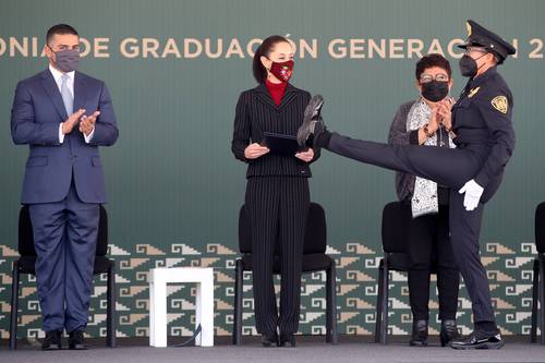 En la ceremonia de graduación flanquearon a la jefa de Gobierno Omar García Harfuch y la procuradora Ernestina Godoy.