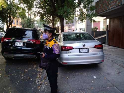 Una de las violaciones más comunes de los conductores es estacionar su auto en la acera.