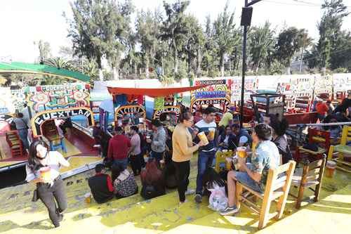 Capitalinos y turistas disfrutaron de un paseo dominical en trajinera en el embarcadero Nativitas, en la alcaldía Xochimilco, en medio de la contingencia sanitaria por covid. Familias enteras y algunos jóvenes aprovecharon para degustar antojitos locales y bebidas en el muelle antes del recorrido por los emblemáticos canales.