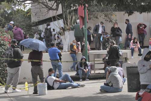 Fuera de la clínica 34 del Instituto Mexicano del Seguro Social, en Guadalajara, Jalisco, se han formado en días recientes largas filas de personas para realizarse pruebas de covid-19. Los derechohabientes se quejan de atención, ya que han tenido que volver al día siguiente debido a que el personal deja de atender de un momento a otro a los pacientes.