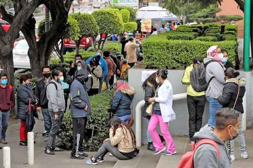 Ayer, desde las 5 de la madrugada, decenas de capitalinos formaron una larga hilera en el Hospital General Regional No. 1 Dr. Carlos Mac Gregor para acceder a la prueba de detección de covid.