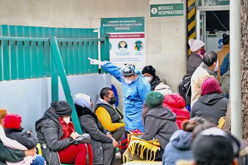 Alrededor de 500 personas hicieron fila desde las 4 de la madrugada de ayer para hacerse una prueba covid en la clínica 7 del IMSS de Tlalpan.