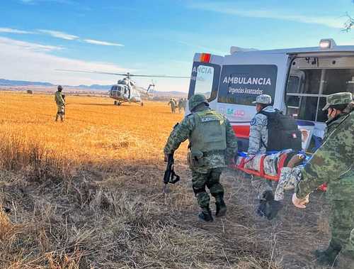 Cinco elementos de la Guardia Nacional resultaron con lesiones de gravedad ayer por la mañana luego de que la camioneta en que viajaban volcó en una zona serrana cercana al municipio de Fresnillo, Zacatecas. Según reportes extraoficiales, el accidente fue causado por artefactos ponchallantas.