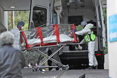 Ingreso de un paciente con síntomas de covid en el hospital Venados del Instituto Mexicano del Seguro Social, en la alcaldía Benito Juárez.