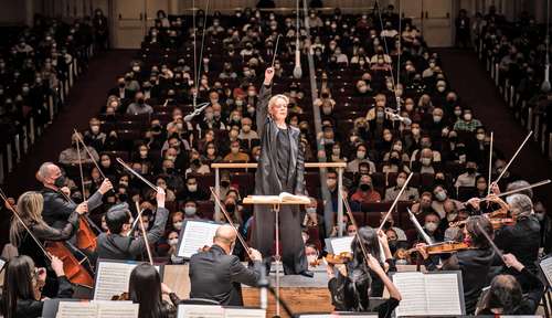 La directora de orquesta Susanna Mälkki recibió varios minutos de aplausos después de un emocionante debut en el Carnegie Hall, en Estados Unidos. La gala musical que ofreció hace unos días junto con la Filarmónica de Nueva York fue “desafiante”, según los espectadores, y el “preludio perfecto” para la primera mujer en dirigir la agrupación orquestal creada en 1842. “Por supuesto, siempre es un honor ser mencionada en este contexto”, apuntó la también violonchelista finlandesa, quien cumple 53 años el 13 de marzo. Mälkki, quien estudió en la Academia Sibelius y en la Real Academia de Música de Londres, fue apadrinada por su compatriota y compositor Esa-Pekka Salonen.