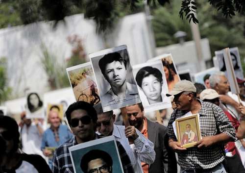 El Congreso de El Salvador aprobó ayer un decreto que establece el 16 de enero como Día de las Víctimas de la Guerra Civil (1980-1992), y derogó otro que celebraba en esa fecha la firma de los acuerdos de paz, que representaron “un pacto de un pequeño círculo de poder (de la derecha y la izquierda que lo signaron), que por años ha sido símbolo de la injusticia y la exclusión social en nuestro país. Nunca hubo tal, no hay nada que celebrar en ese día”, sostuvo el presidente del Parlamento, Ernesto Castro. La imagen es de archivo.