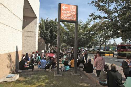 El incremento de casos positivos de Covid-19 generó una alta demanda de pruebas para detectar el virus en laboratorios particulares y públicos. En la imagen, decenas de personas hacen fila para examinarse en la unidad de medicina familiar Roberto Orozco y Orozco del Instituto Mexicano del Seguro Social, en Zapopan, Jalisco.