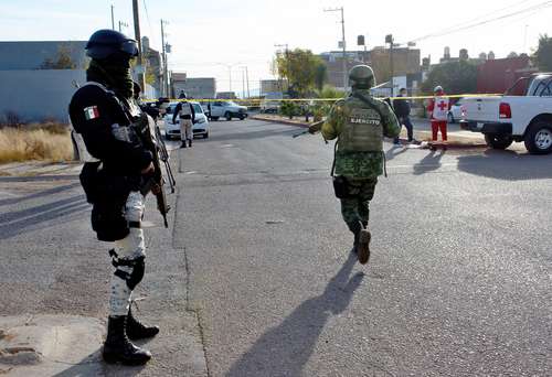 Militares recorren la colonia Camino Real, donde ayer a las 8:05 de la mañana fue asesinada la responsable de enlace administrativo de la dirección de seguridad pública de la ciudad de Zacatecas, Gilda Delia Alvarado Frausto. Según reportes de las autoridades, desconocidos dispararon en más de 20 ocasiones contra el vehículo de la funcionaria, en el cual también viajaba su hija de 16 años, quien resultó gravemente herida.