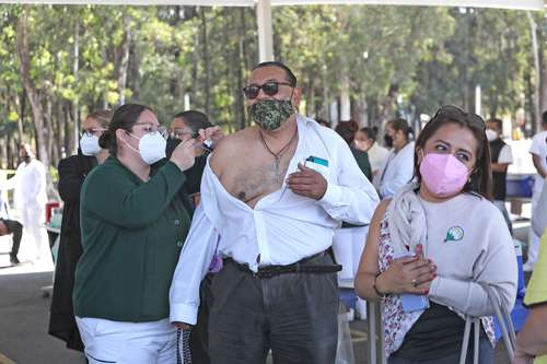 Desde estancias infantiles hasta universidades, los profesores acudieron a Tlalpan por su dosis.