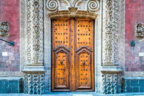 Entrada al que fuera el Palacio de Iturbide, ahora propiedad de Citibanamex, que abrió sus puertas en enero de 2004 como recinto cultural después de dos años de restauración y acondicionamiento museístico. Desde entonces alberga exposiciones, una biblioteca, una fototeca, talleres educativos y salas de consulta, video y multimedia.