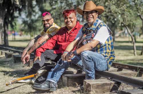 De izquierda a derecha Sergio Sosa (batería), Lalito Tex (guitarra) y Chucho Tex (bajo), integrantes de la banda.