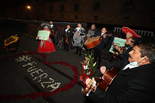 CUMPLEAÑOS DE BEATRIZ GUTIÉRREZ MÜLLER. Julia, militante de Morena, interpretó Las Mañanitas frente a Palacio Nacional para celebrar el cumpleaños de la esposa del Presidente.