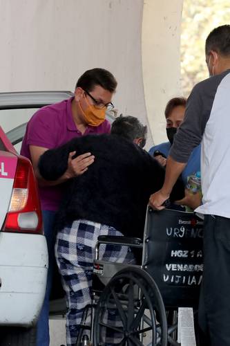  Una persona con dificultades respiratorias es internada en el Hospital General de Zona 1A del IMSS. Foto Roberto García Ortiz