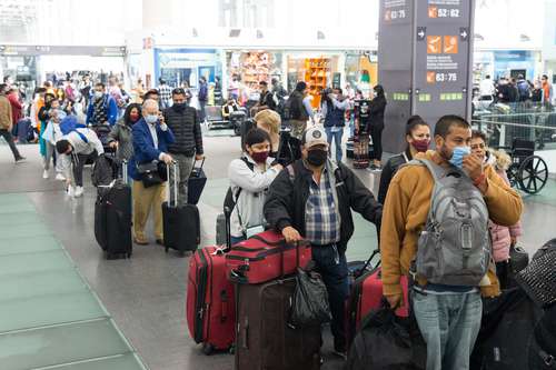 Pasajeros varados en la terminal 2 del AICM, debido a que entre el pesonal de las aerolíneas se ha registrado una gran cantidad de contagios.