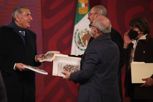 El titular de Gobernación, Adán Augusto López reparte el libro Historia del pueblo mexicano.