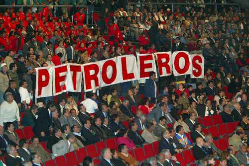 Trabajadores petroleros durante un acto de la CTM, en el Auditorio Nacional. Imagen de archivo.