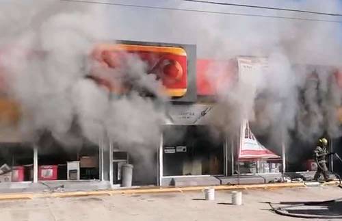 En un ataque coordinado, desconocidos incendiaron dos tiendas y seis camiones de transporte público y dos autos particulares, en Ciudad Juárez, Chihuahua. A pesar de que se reportó una intensa movilización de las autoridades, no hubo detenidos.