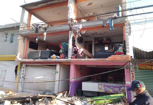 Una explosión que destruyó una vivienda de tres niveles dejó un saldo de seis personas lesionadas en la calle de Francisco Villa esquina con Dalias, en la comunidad de Progreso Guadalupe Victoria, municipio de Ecatepec, estado de México. Según reportes de las autoridades, la conflagración ocurrió alrededor de las cinco de la madrugada de ayer, al parecer debido a una acumulación de gas licuado de petróleo. El estallido también afectó siete negocios y cuatro hogares más.